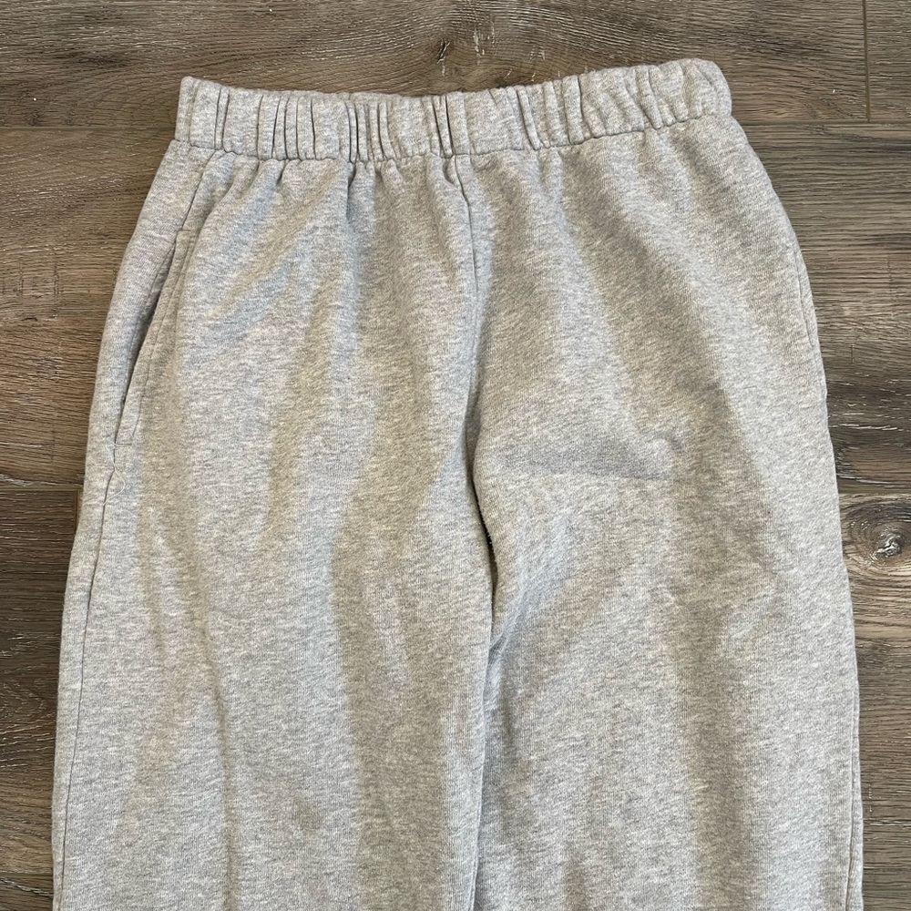 Brandy Melville Gray Sweatpants Elastic Cuffs, pockets, gently worn, one size - Picture 2 of 3